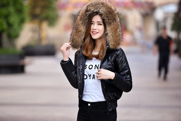 Новинка, женские короткие белые пуховые пальто, зимние куртки для женщин, воротник из натурального меха енота, худи, парки, тонкие, Casacos Feminino YM211