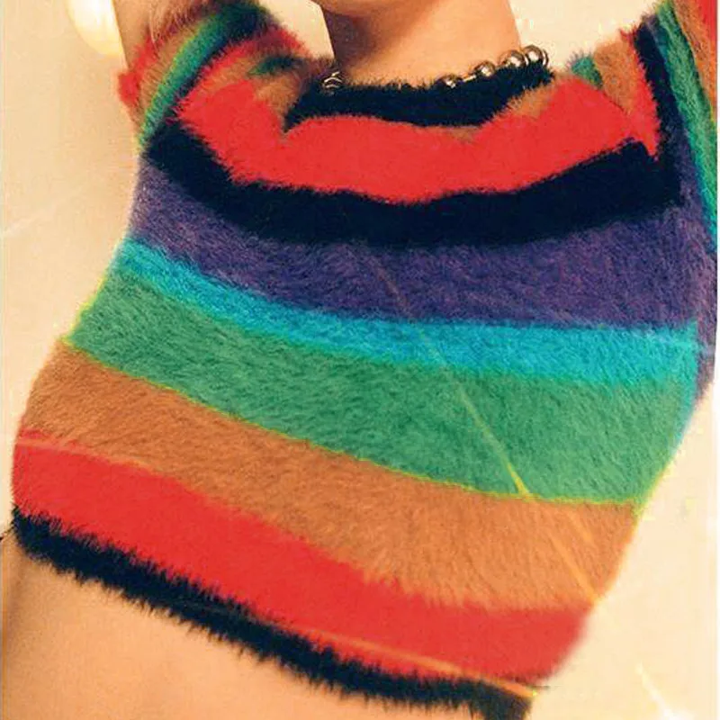 Женский укороченный свитер в радужную полоску с круглым вырезом и коротким