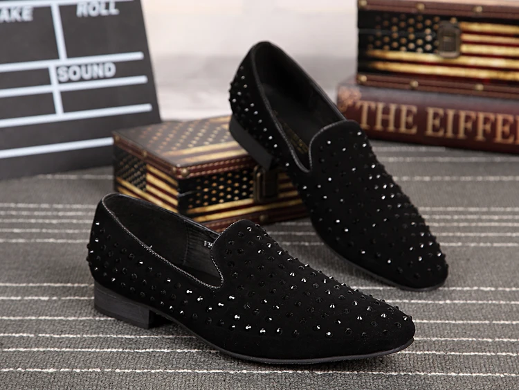 Черные/красные мужские туфли с заклепками модные лоферы ручной работы вечерние