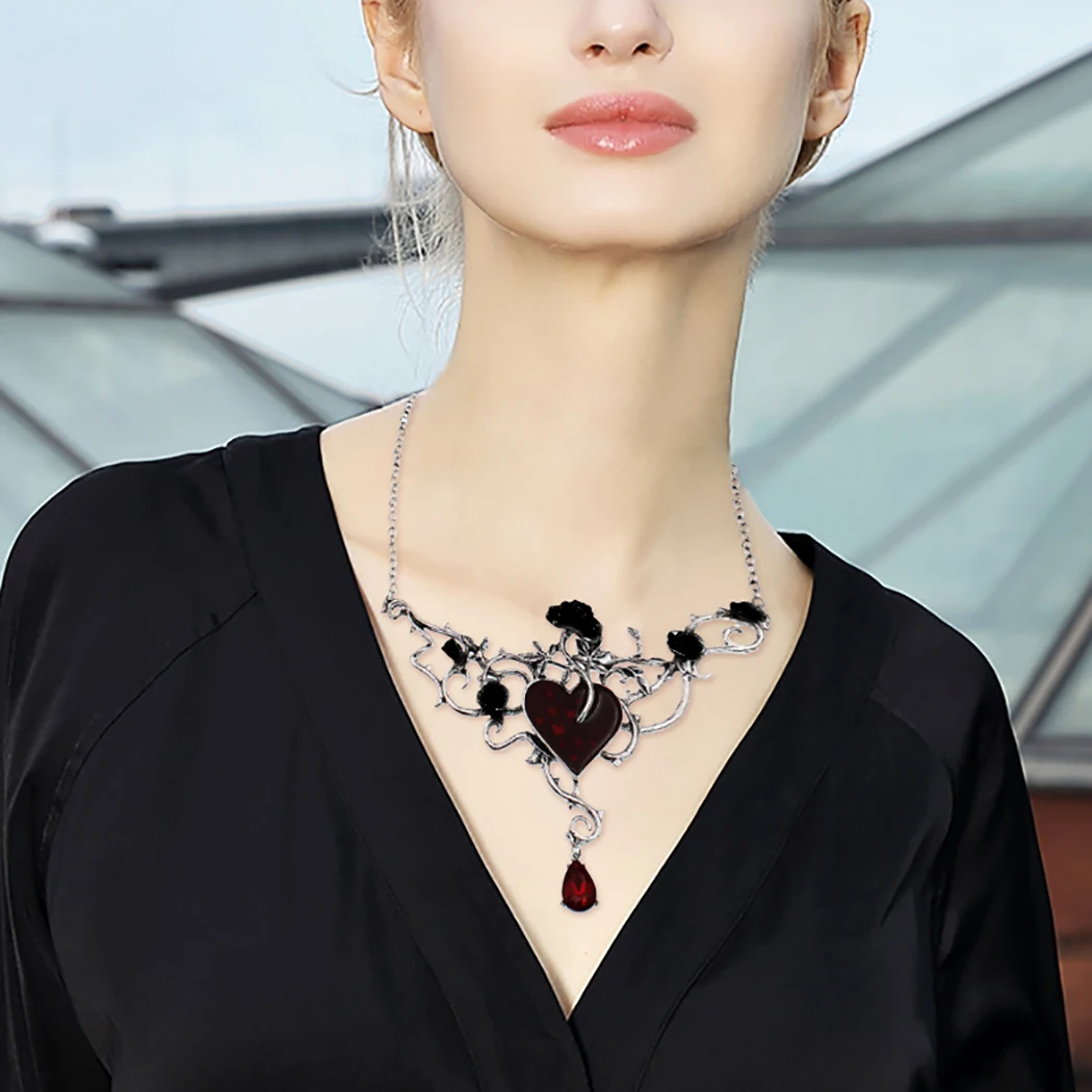 Женское винтажное ожерелье подвеска в готическом стиле виде сердца вечерние