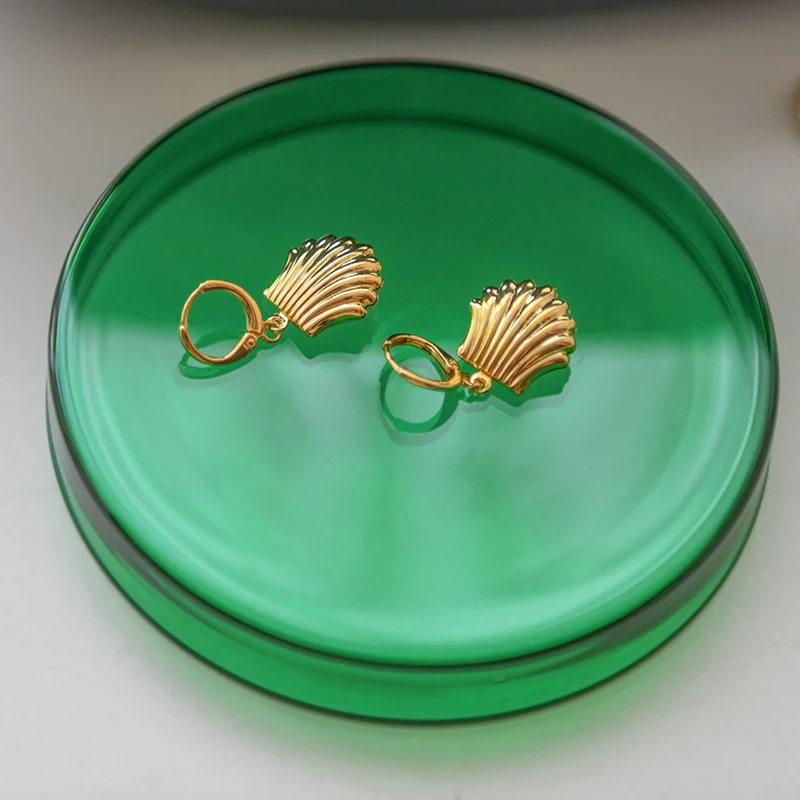 Peri'sBox Instajewelry так шикарный золотой медальон в форме Ракушки Серьги-кольца для женщин Boho Seashell Huggie серьги минималистичные пляжные ювелирные изделия