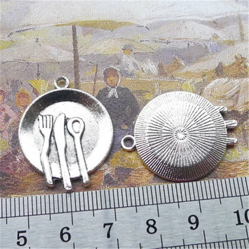 Металлическая тарелка с ложкой вилкой ножом | Украшения и аксессуары