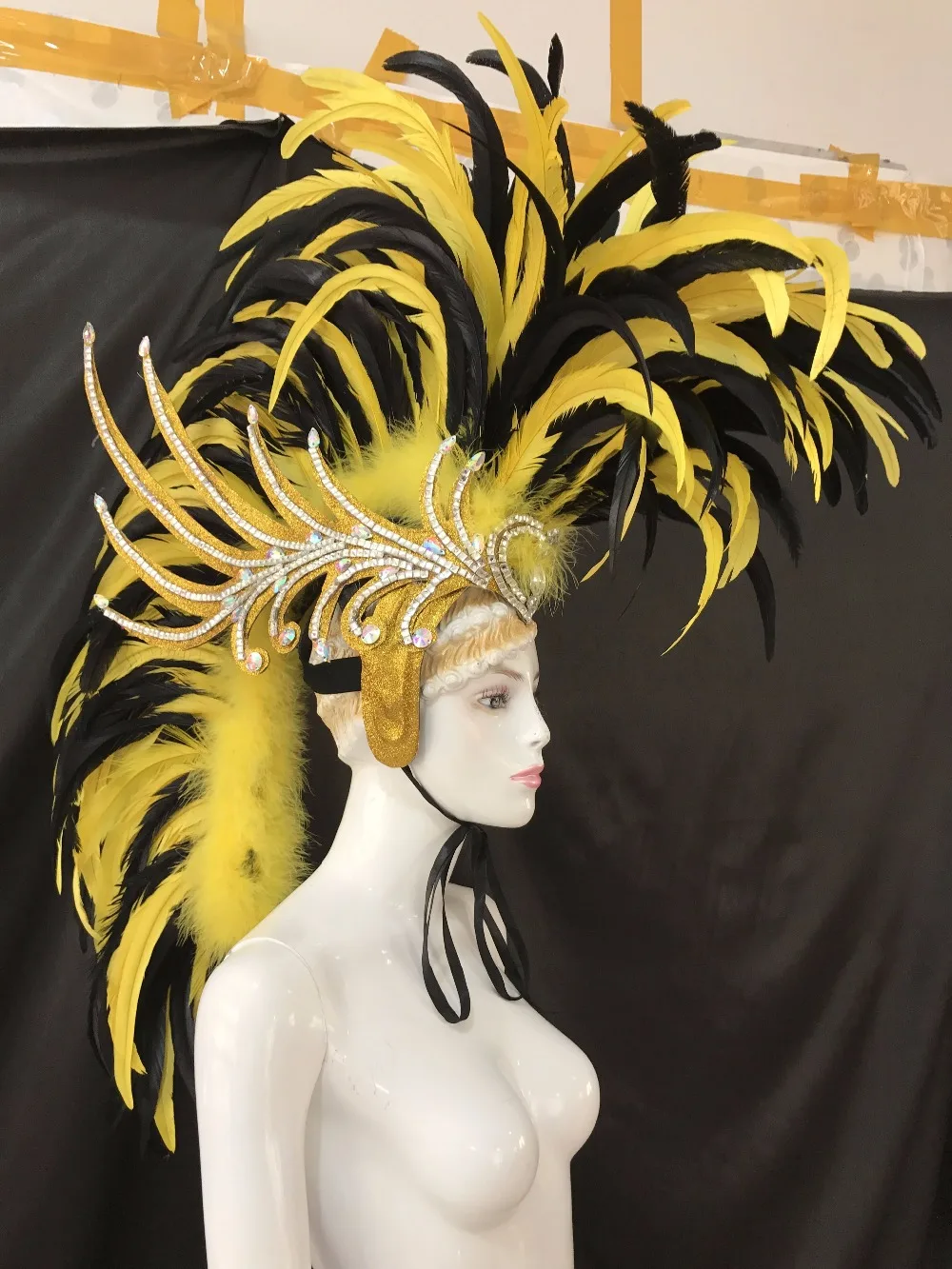 Lo spettacolo di danza copricapo piume accessori abbigliamento La FESTA Maschera IL Festival |