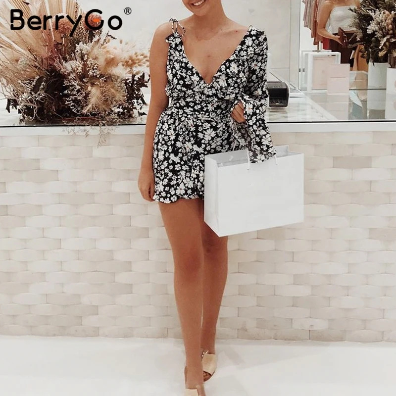 Женский комбинезон в богемном стиле BerryGo пикантный короткий с оборками и v
