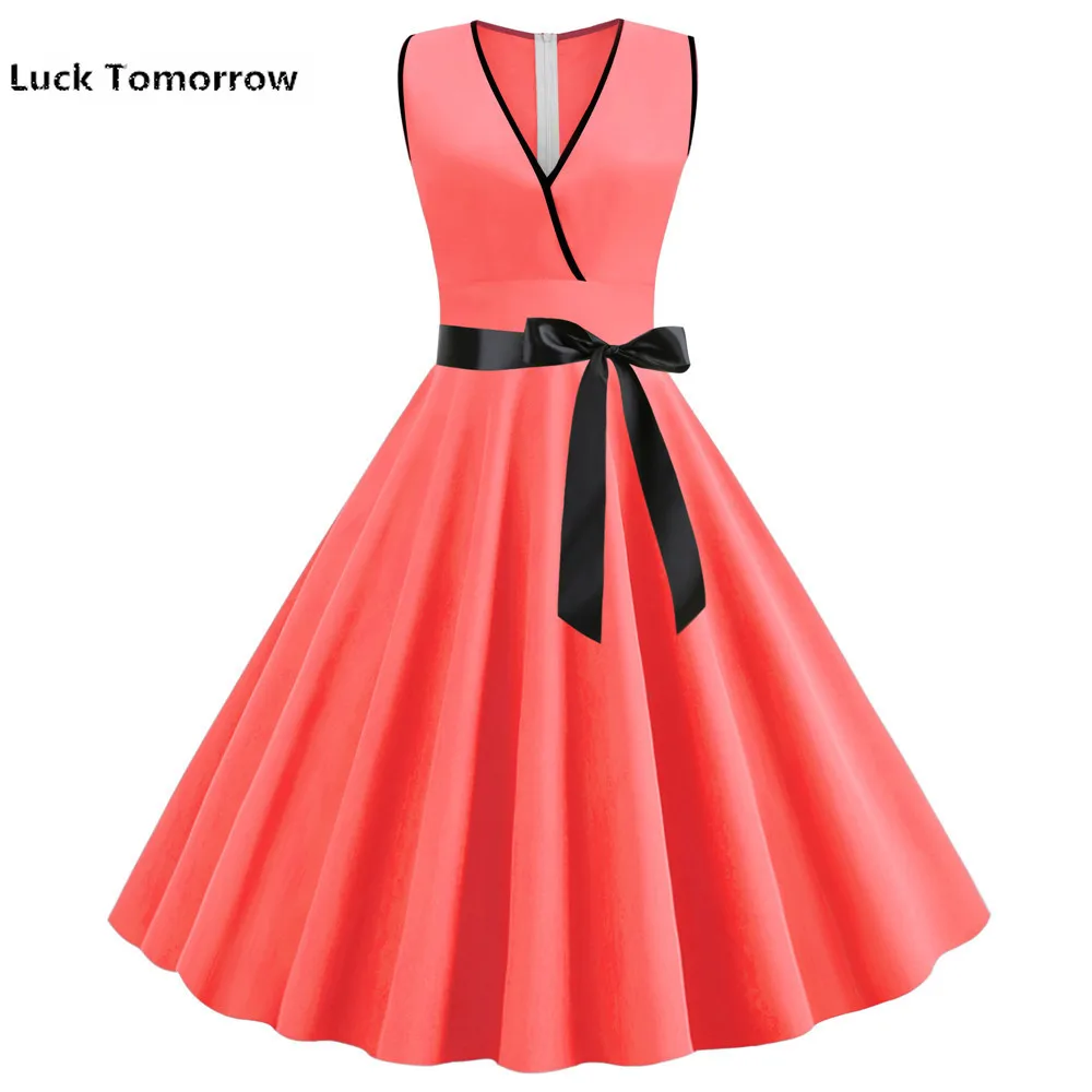 Женское винтажное платье без рукавов розовое однотонное средней длины с V