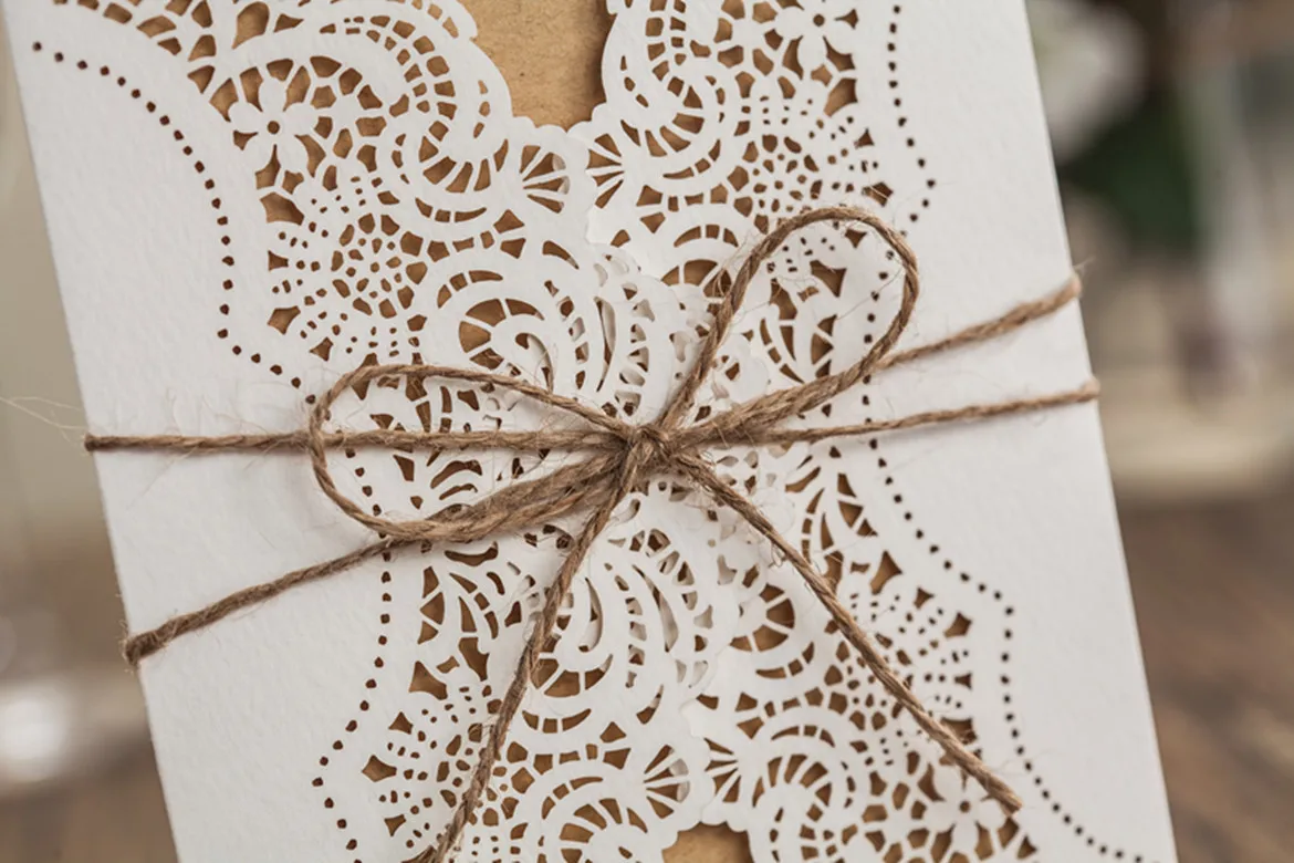 Персонализированные кружева белый Цвет Свадебное приглашение с коричневые