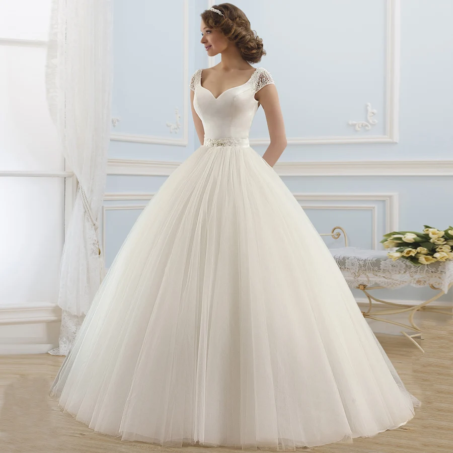 Роскошное бальное платье свадебное с рукавом крылышком и бисером поясом для