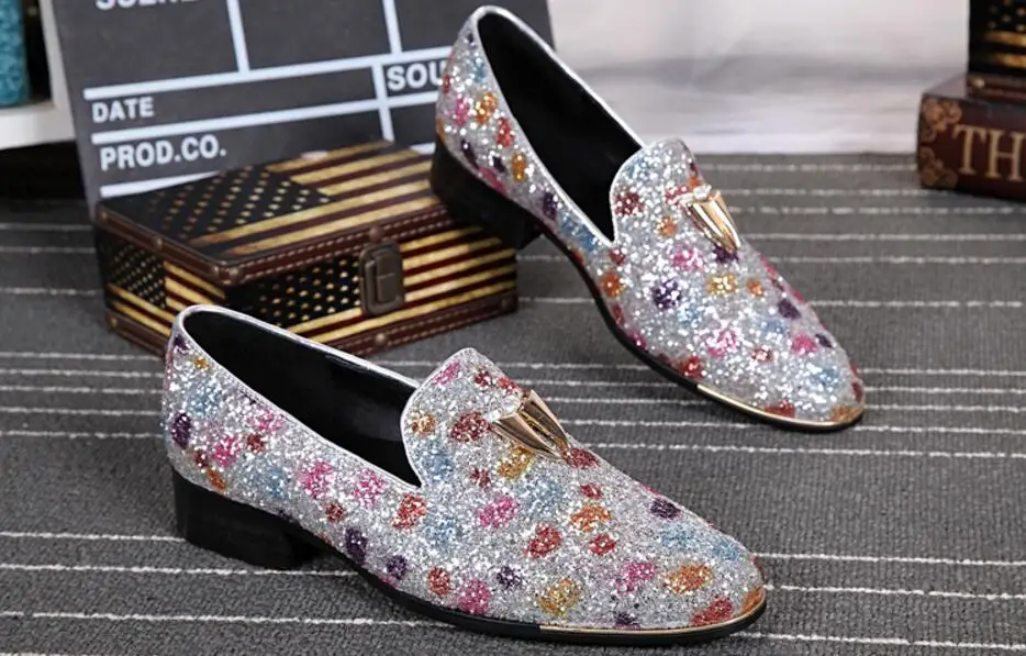 

2018 Luxury Men Loafers Stone Studded Shoes Bling Bling Loafer Shoes Mens Smoking Slippers Leisure Flats Red Bottom Dress Shoes