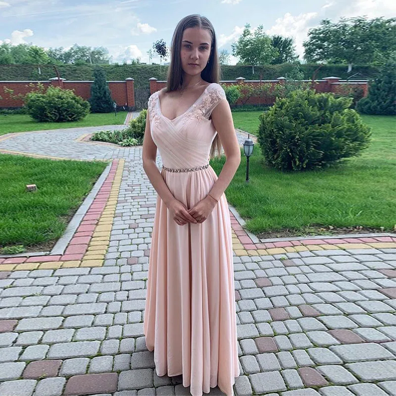 Длинное платье с v-образным вырезом для выпускного аппликациями и
