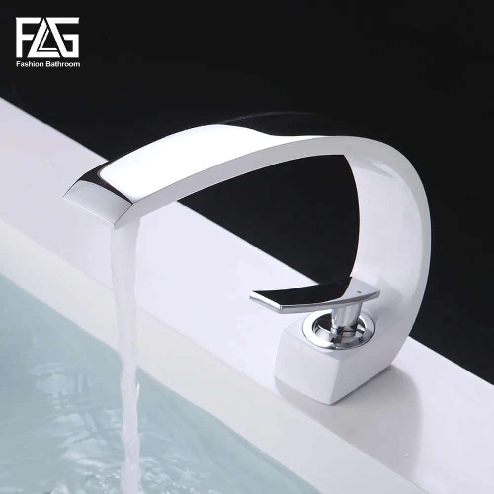 Фотографический кран для раковины монтируемый на бортике с одним рычагом белым