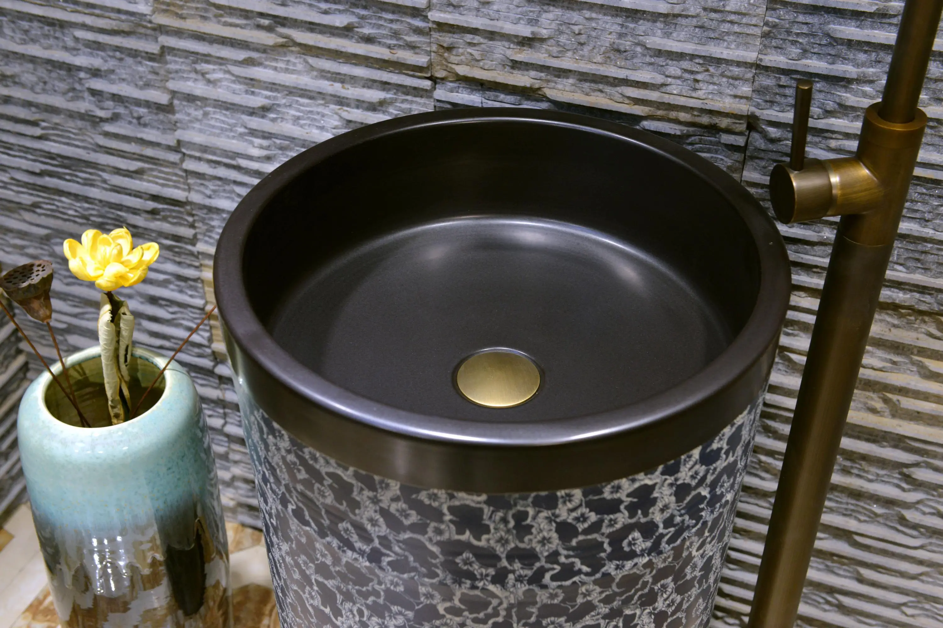 Умывальник с синим и белым ножом умывальник ручной стирки балкон керамическая