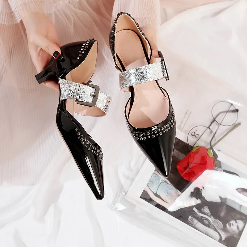 Женская обувь с заклепками на каблуке рюмочка из лаковой кожи весну лето