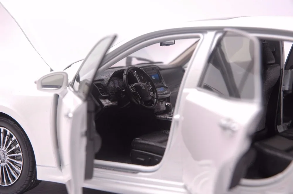 1:18 литья под давлением модель для Toyota Crown белый сплав игрушечный автомобиль миниатюрная Коллекция подарков