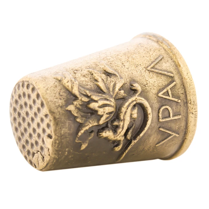 Металлические аксессуары для швейных игл. Швейные наперстки в стиле ретро.