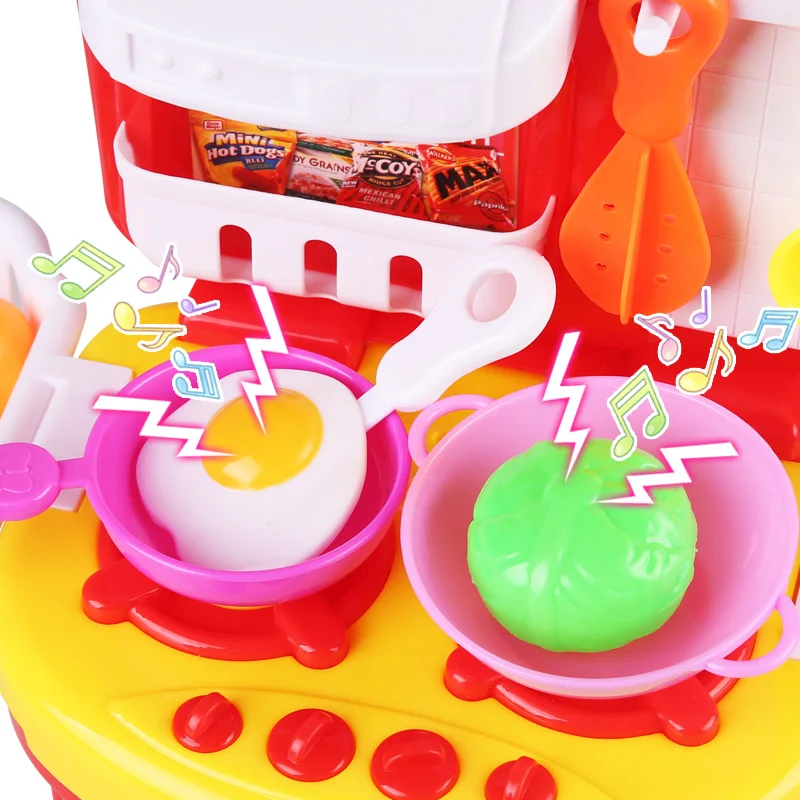 Дети играют дома игрушки девочки кухонных игрушек посуды столовые приборы