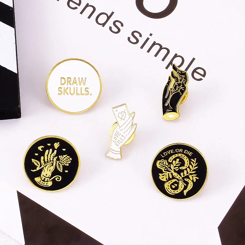 Нарисованные черепа любовь или умирает убивает руки со змеей золотые