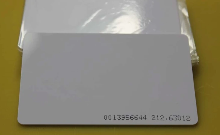 

RFID UHF белая карта UHF ПВХ тег для лобового стекла/VIP карты-образцы