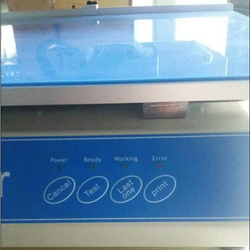 Высокоскоростной принтер из серебристой и золотой фольги для обложки книг