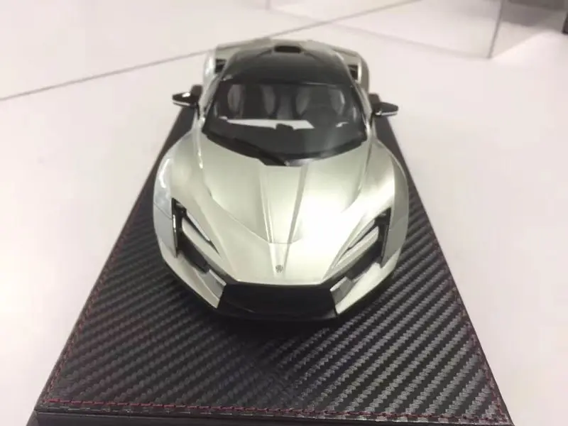 Полимерная модель автомобиля SophiArt WMOTORS Lykan Fenyr HyperSport 1:18 (серебристый) + небольшой