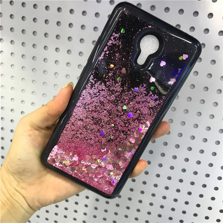 Течет с заячьими ушками жидкий песок блестящими звездочками черные