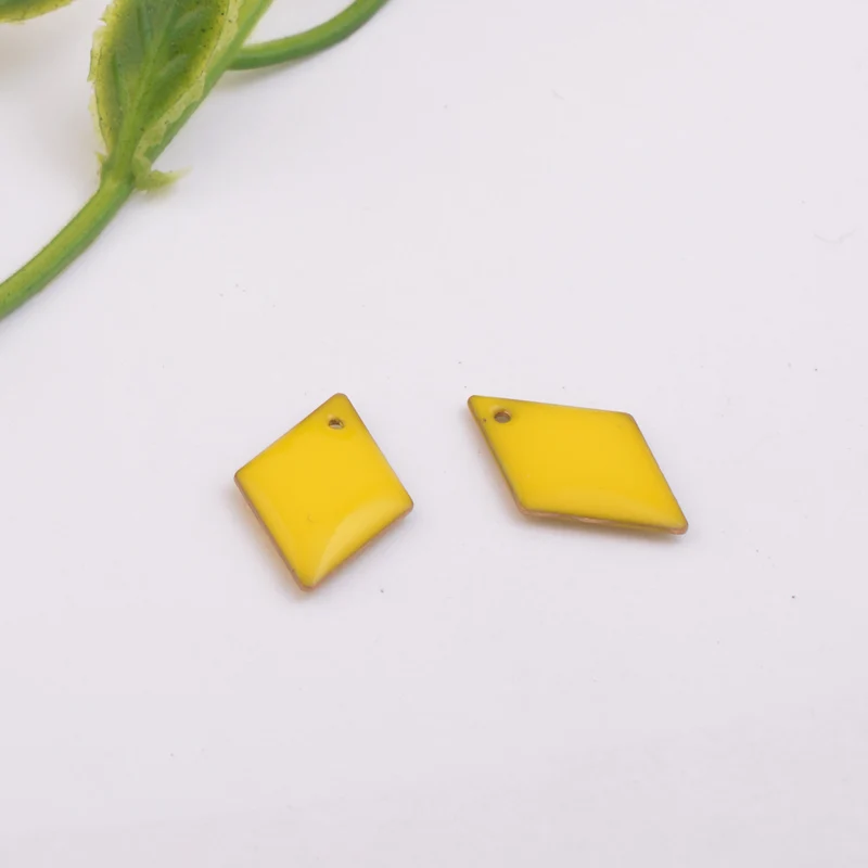 Yellow 32 шт. ромб Медный Шарм капающее масло красные оранжевые медальоны для браслета Ожерелье Эмаль Кулон CJSEB1319 - Окраска металла: Yellow