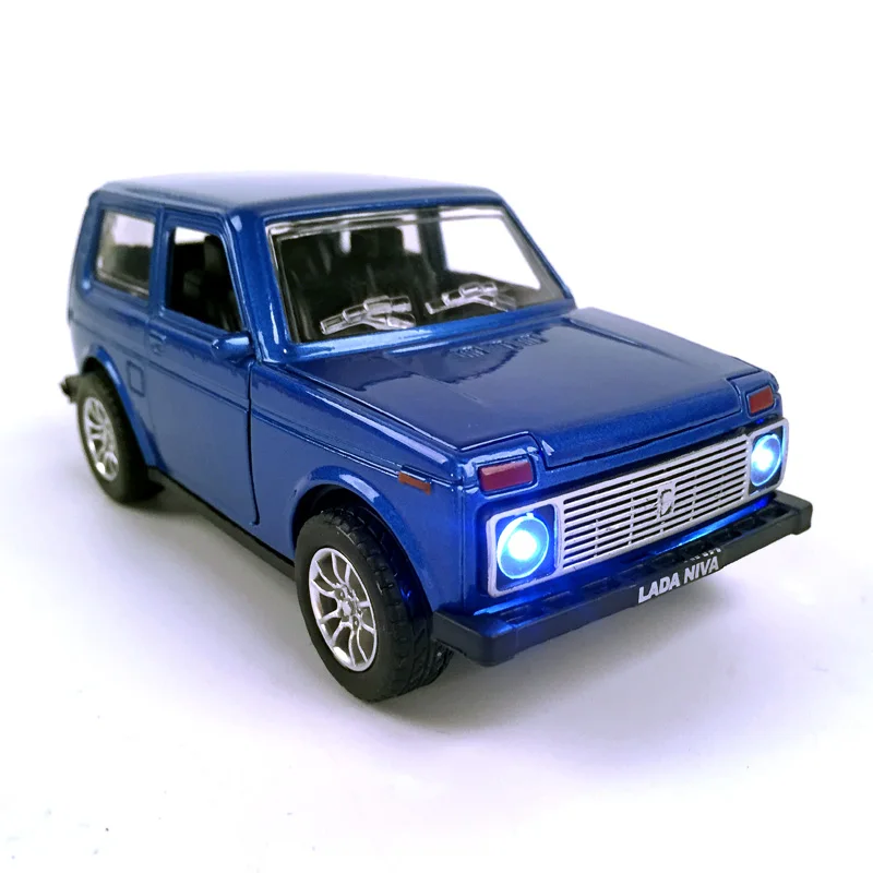 Литые под давлением автомобильные 1:28 масштаб Lada Niva 1:32 Масштаб Priora/2106 модель автомобиля коллекционная игрушка автомобиль со звуком и светильник - Цвет: Niva-Sapph