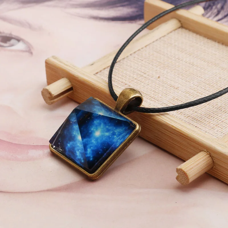 Оригинальный кулон в виде пирамиды с синими галактиками винтажное светящееся
