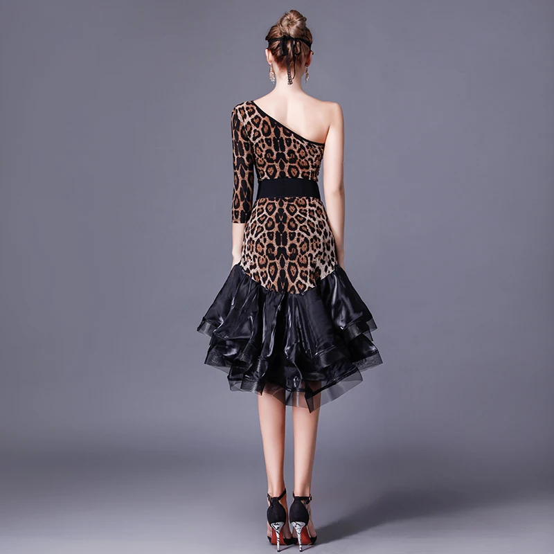 Женское леопардовое платье с длинным рукавом и одним плечом для