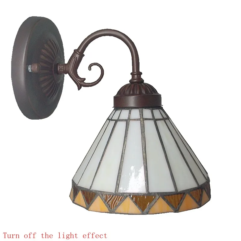 Современный простой стеклянный настенный светильник Tiffanylamp перед ванной