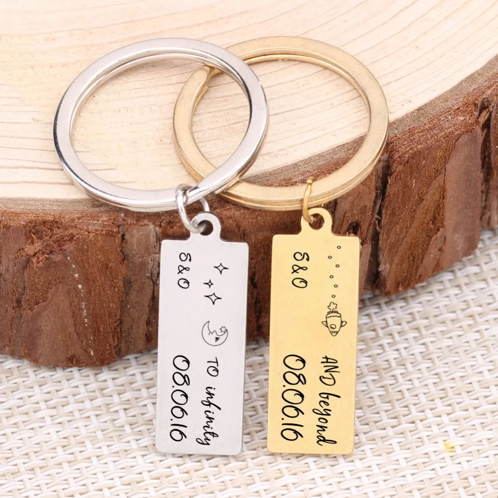 Брелок для ключей с датой и именем индивидуальный подарок влюбленных пары парней