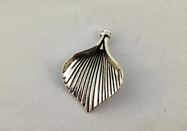 

60PCS Tibetan Silver Color Lined Flower Petal Beads A19773