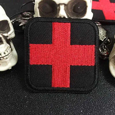 2pcs Красный Крест медик спасатель железа на патч вышитая аппликация, этикетка для шитья Панк Байкер нашивки одежда наклейки значок - Цвет: 2pcs