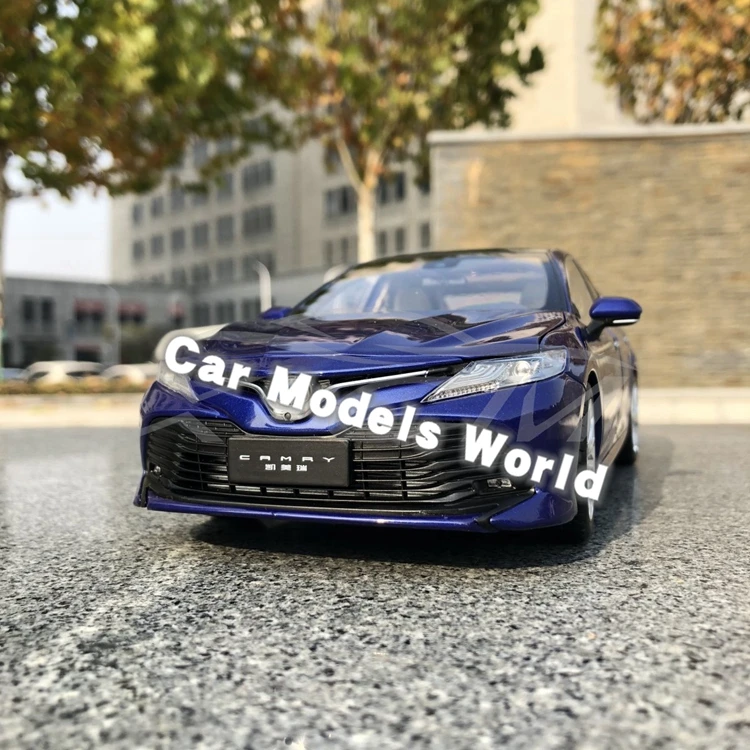 Литая под давлением модель автомобиля для 8-го поколения Camry Hybrid 1:18(синий)+ маленький подарок