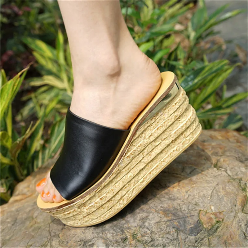 Женские шлепанцы на танкетке сандалии-гладиаторы высоком каблуке пляжная обувь