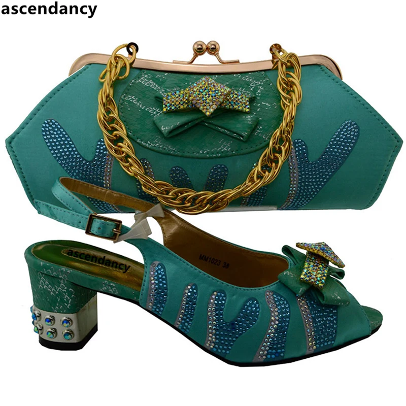 Комплект из обуви и сумки красного цвета в итальянском стиле украшенный стразами