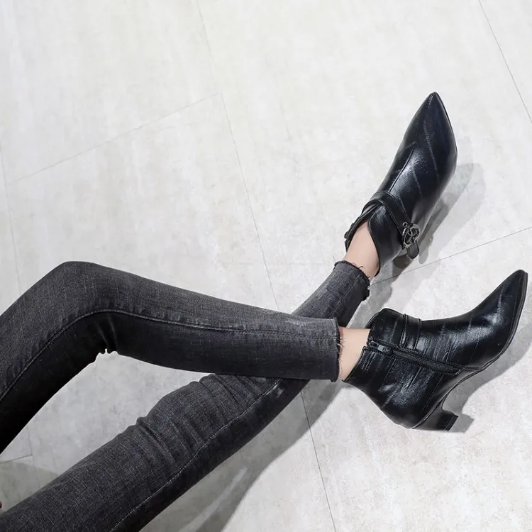 Модные ботинки с острым носком на каблуке средний каблук пряжка для ремня