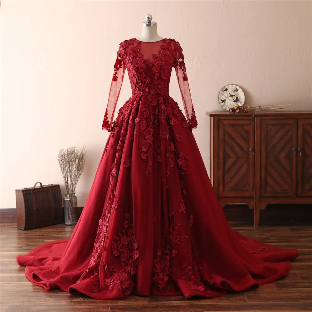 Золушка красная овальная с длинными рукавами со шлейфом и закрытыми