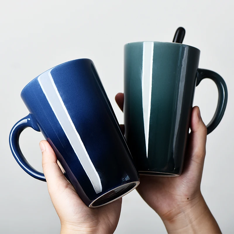 Постепенно меняющая цвет кружка керамическая с крышкой ложкой 520 мл креативная