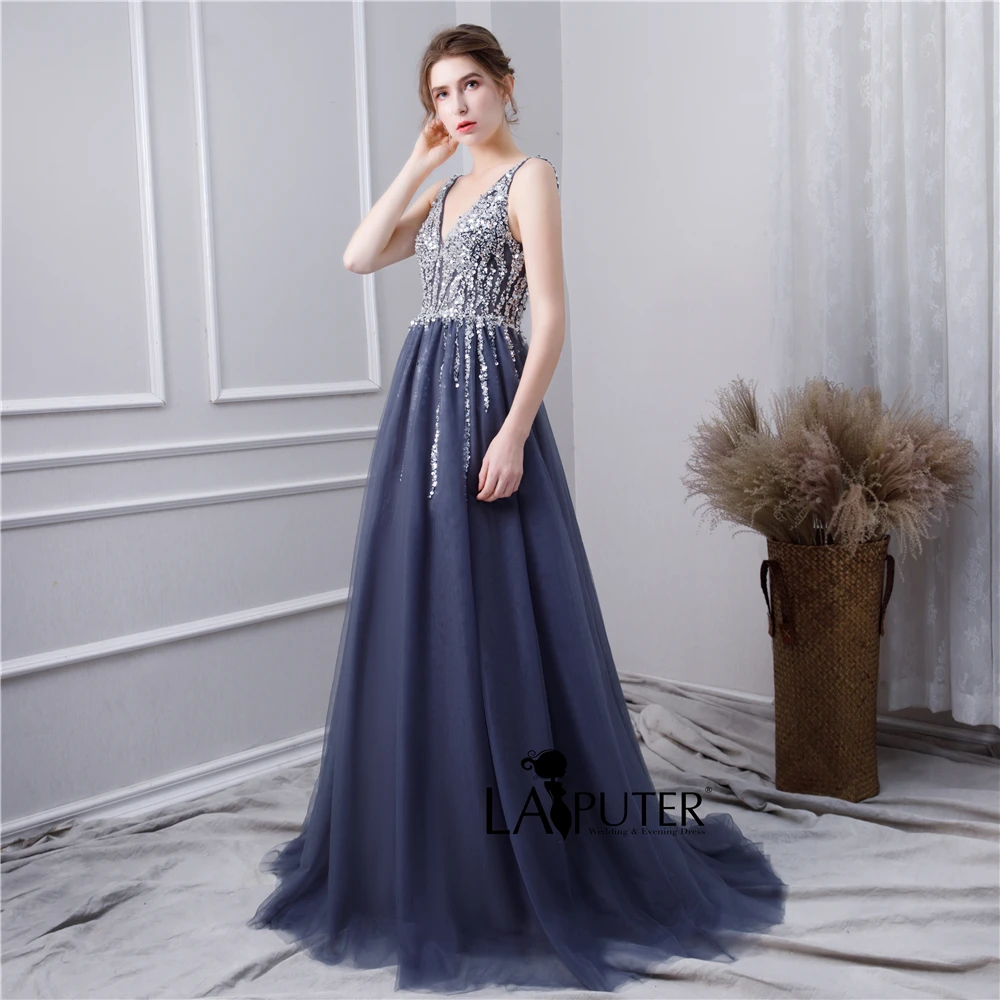 Женское блестящее вечернее платье темно синее с V образным вырезом и открытой - Фото №1