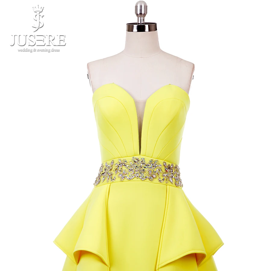 Женское вечернее платье со шлейфом ярко-желтое с баской на талии стразами и