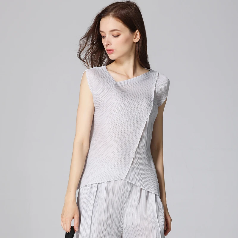 Grayish white Changpleat летние женские футболки топы Miyak плиссированные модные необычные футболки с v-образным вырезом без рукавов тонкая женская футболка Tide - Цвет: Grayish white