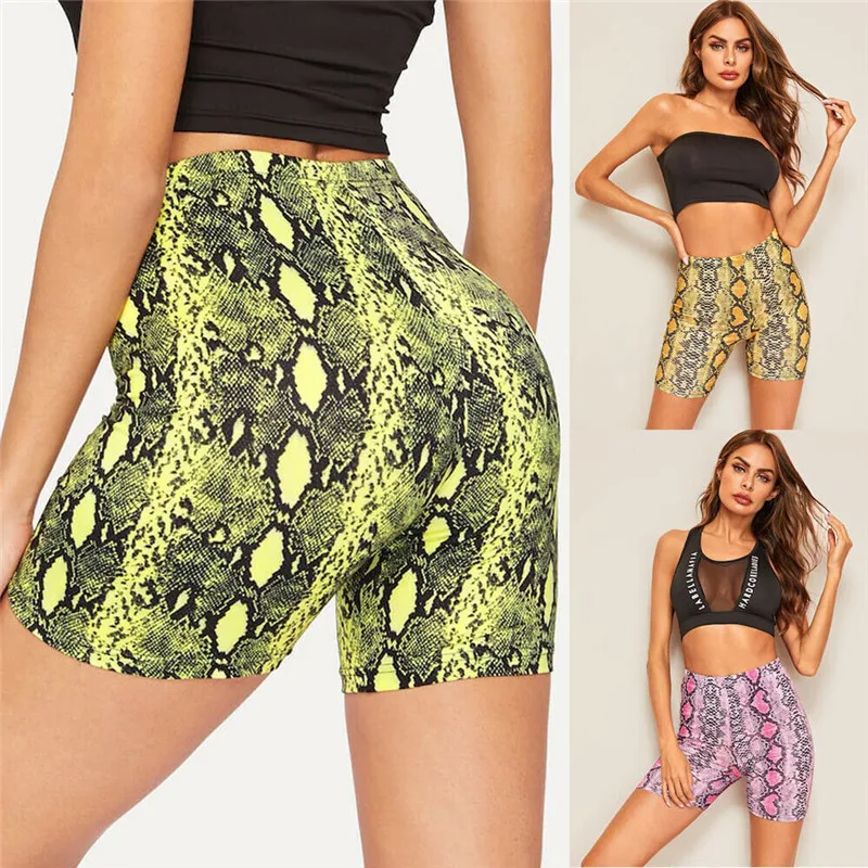 Женские спортивные шорты с высокой талией облегающие из змеиной кожи эффектом