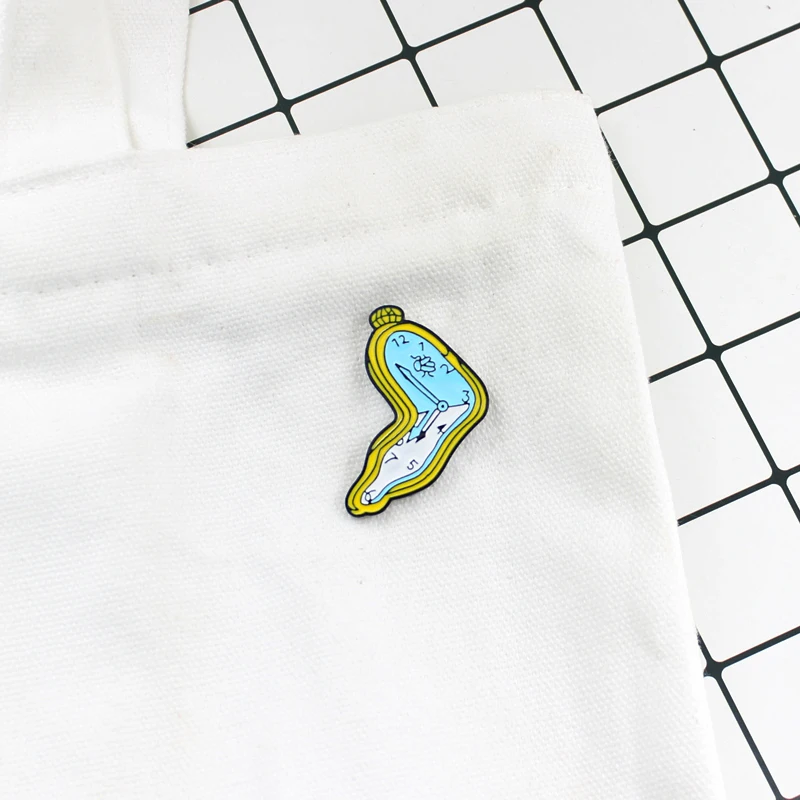 Мультяшные искажения ностальгические часы форма брошь творческая личность