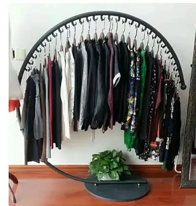 Iron yi island clothing rack. Semi - circular clothing racks.086