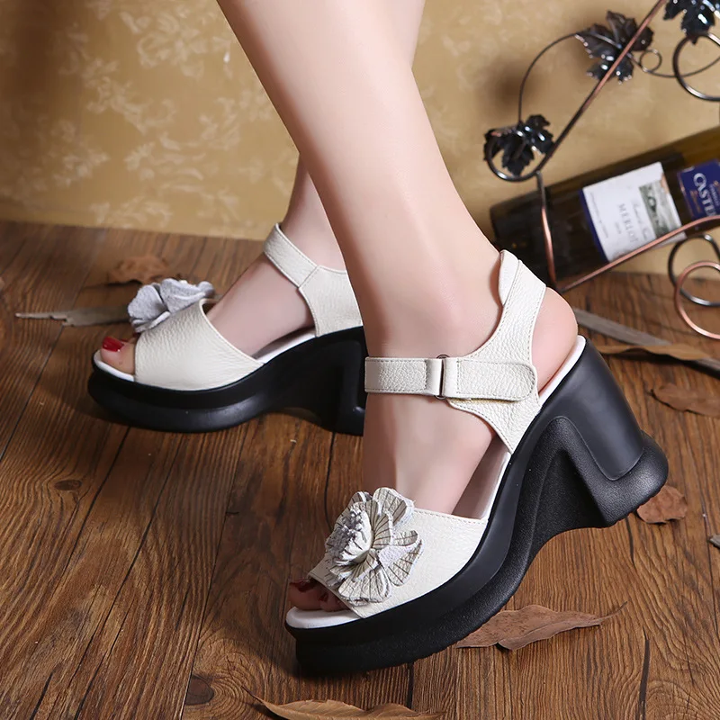 Женские сандалии на танкетке с цветком из коровьей кожи нескользящей подошве