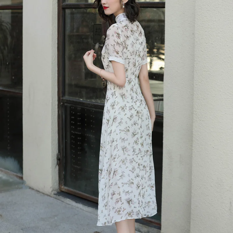 Женское летнее шифоновое платье белого цвета с коротким рукавом и стоячим