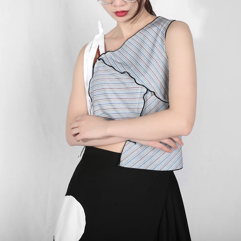 Женский топ без рукавов DEAT короткий в полоску с ассиметричным воротником JU52