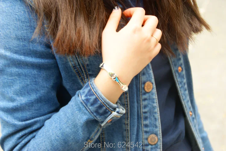 Женский серебряный браслет обтягивающие блестящие боковые элементы. Модные