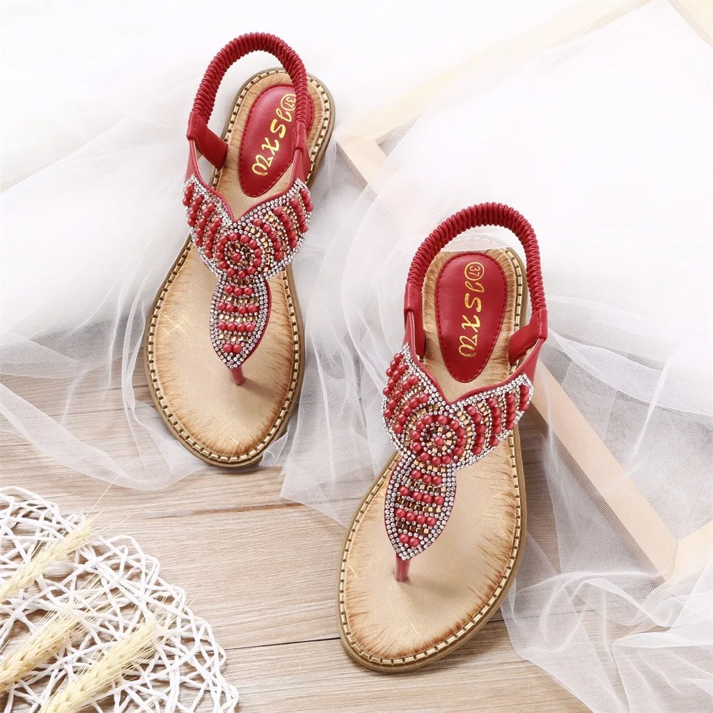 Женские сандалии на плоской подошве золотистого цвета в богемном стиле с