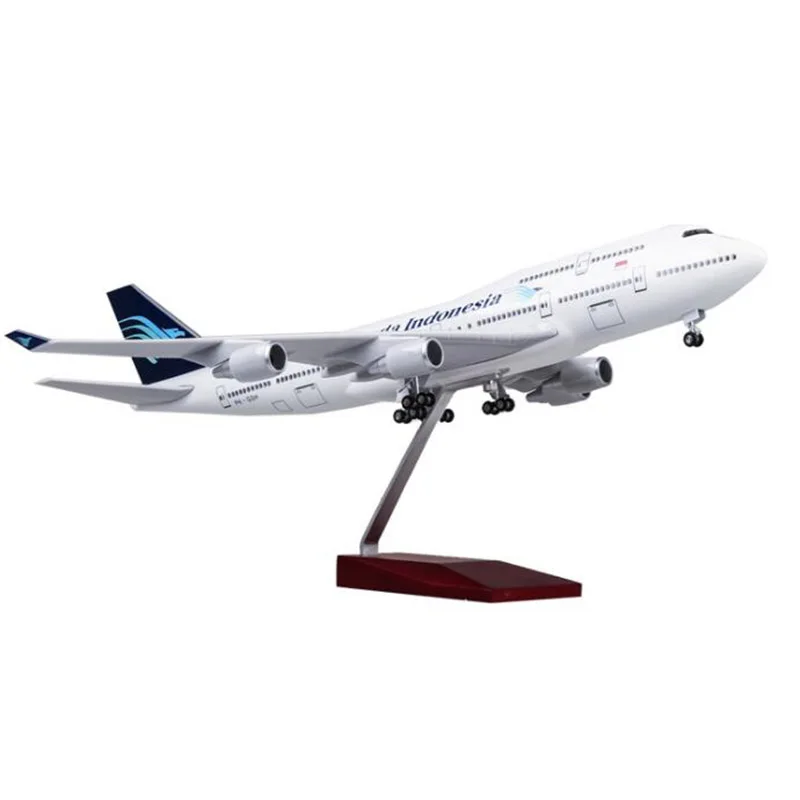 with base no light 47 см 1/150 масштаб игрушечные модели самолетов Boeing B747 Garuda индонезийская модель самолета с светильник и колесами из полимерного пластика - Цвет: with base no light
